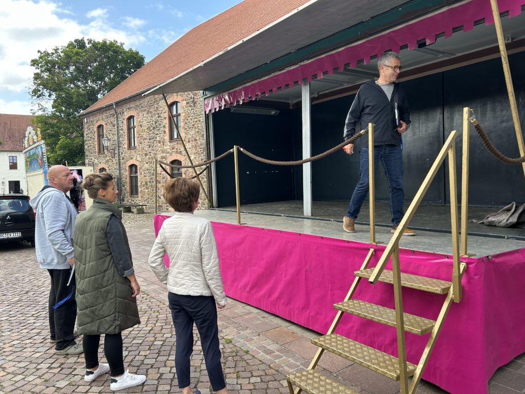 Showman René Wesemann and his team setting up