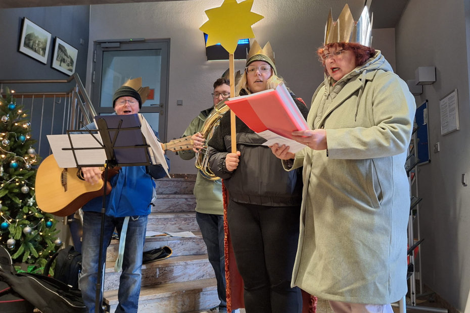 Carolers in the town hall1