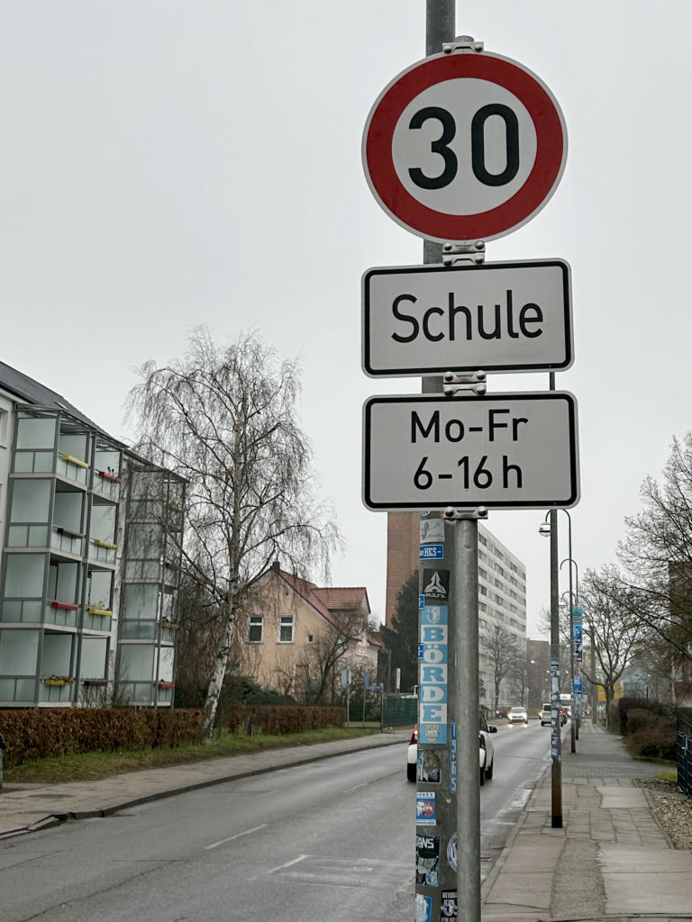 Verkehrsschild für das Tempolimit 30 km/h vor der Schule