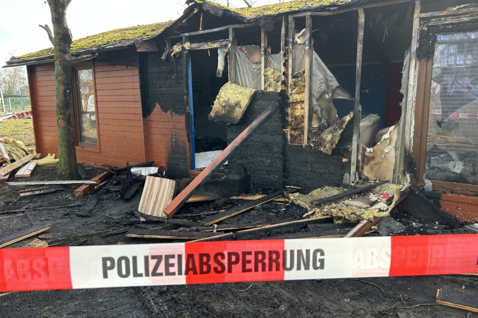 Jugendclub mit Polizeiabsperrung