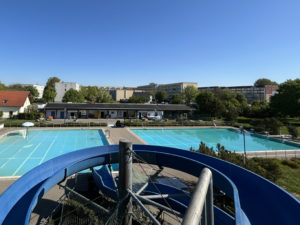 Schwimmbad mit Rutsche
