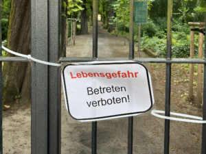 Schild am Friedhof "Lebensgefahr"