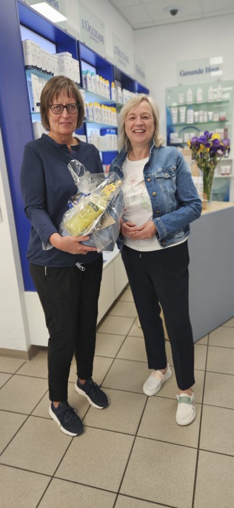 Apothekerin Heike Fuldner-Moser und Bürgermeisterin Marlies Cassuhn. Foto: Stadt Wolmirstedt