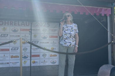 Bürgermeisterin Marlies Cassuhn begrüßt die Sportler und Gäste des Ohrelaufs 2025.