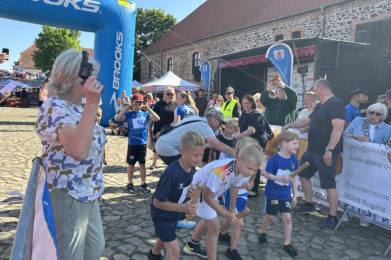 Wolmirstedts Bürgermeisterin Marlies Cassuhn gab den Startschuss zum Ohrelauf 2025.