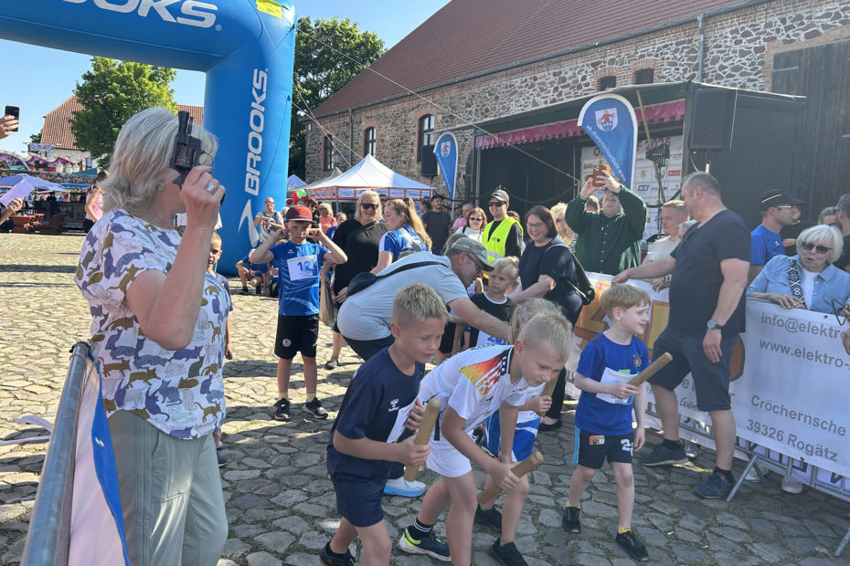 Wolmirstedts Bürgermeisterin Marlies Cassuhn gab den Startschuss zum Ohrelauf 2025.