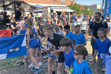 Die jungen Läuferinnen und Läufer machen sich für ihre Läufe bereit.