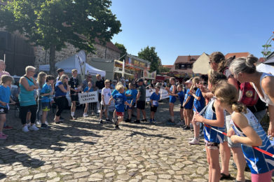 Die Läuferinnen und Läufer wurden angefeuert.