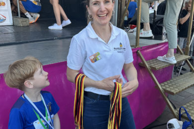 Verena Römer, die Frau von Organisator Torsten Römer, hatte bei der Siegerehrung alles im Griff und stellte sicher, dass jeder Sieger eine Medaille erhielt.