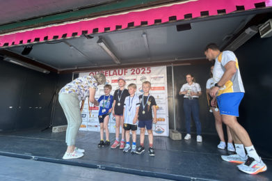 Gratulation auf der Bühne zum Ohrelauf 2025.