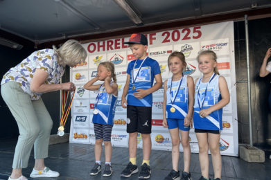 Strahlende Gesichter bei den Gewinner-Teams des Wolmirstedter Ohrelaufs 2025.