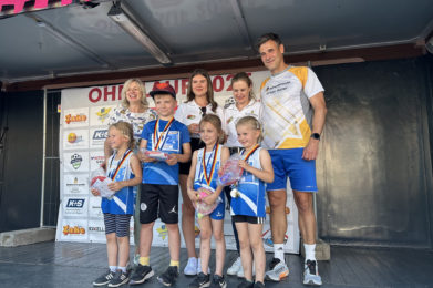 Strahlende Gesichter bei den Gewinner-Teams des Wolmirstedter Ohrelaufs 2025.