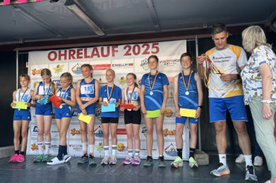 Torsten Römer und Marlies Cassuhn zeichneten die Gewinner des Ohrelaufs aus.