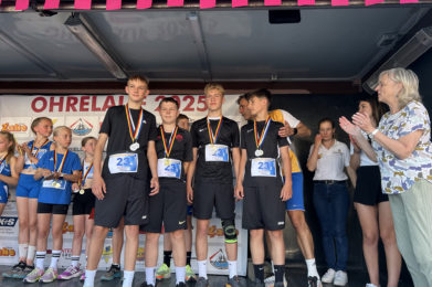 Strahlende Gesichter bei den Gewinner-Teams des Wolmirstedter Ohrelaufs 2025.