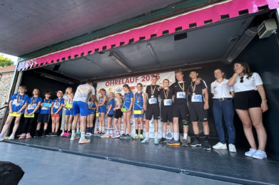Strahlende Gesichter bei den Gewinner-Teams des Wolmirstedter Ohrelaufs 2025.
