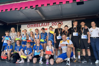 Strahlende Gesichter bei den Gewinner-Teams des Wolmirstedter Ohrelaufs 2025.