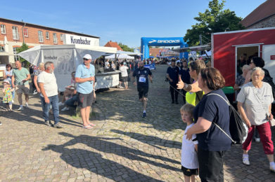 Das Publikum jubelte den Läuferinnen und Läufern zu.