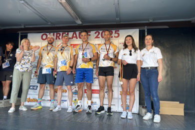 Siegerehrung beim Ohrelauf zur Eröffnung des Wolmirstedter Stadtfestes 2025. Torsten Römer (5.v.l.) von der Mecklenburgischen Versicherung, der den Ohrelauf abermals organisiert hatte, lief selbst mit einem Team und erhielt eine Medaille.