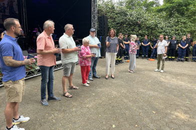 Die Stadträtinnen und Stadträte sowie Bürgermeisterin Marlies Cassuhn bei der Stadtwette.