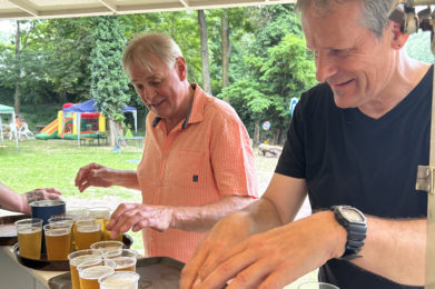Um Geld für die Stadtwette zu sammeln, griffen die Stadträte in die Trickkiste und nahmen ihre Spendendosen auch zum Verteilen des Freibiers mit.