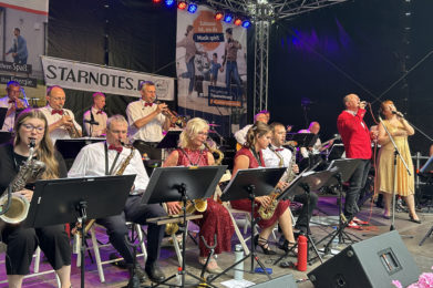 Die Bigband "Starnotes" hat sich aus Mitgliedern des früheren Kali-Ensembles ganz neu gegründet und brachte beim Wolmirstedter Stadtfest bekannte Melodien auf die Bühne.
