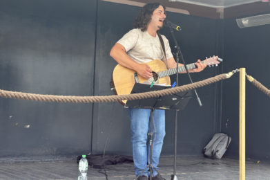 Musiker "Pedro Querido" beim Stadtfest auf der Schlossdomäne in Wolmirstedt.