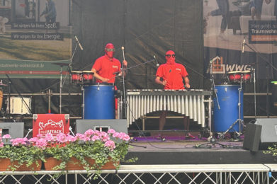 Mit einer Drum-Show begeisterten die beiden Künstler von "Red Attack" das Publikum des Wolmirstedter Stadtfestes.