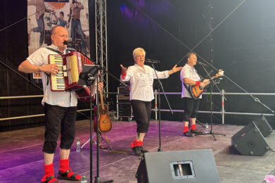 "De Randfichten" traten beim Wolmirstedter Stadtfest auf der Freilichtbühne auf.