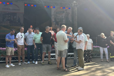 Auch Stadträte haben noch Geld für die Jugendfeuerwehr in die Spendendose geworfen.