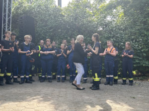 Wolmirstedts Bürgermeisterin Marlies Cassuhn übergibt die gesammelten Spenden in Höhe von 1426,58 Euro an die Jugendfeuerwehr Wolmirstedt.