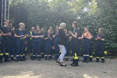 Wolmirstedts Bürgermeisterin Marlies Cassuhn übergibt die gesammelten Spenden in Höhe von 1426,58 Euro an die Jugendfeuerwehr Wolmirstedt.