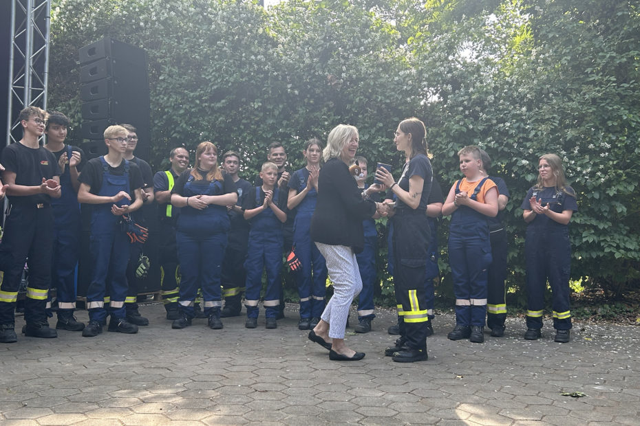 Wolmirstedts Bürgermeisterin Marlies Cassuhn übergibt die gesammelten Spenden in Höhe von 1426,58 Euro an die Jugendfeuerwehr Wolmirstedt.