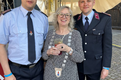 Marlies Cassuhn mit Vertretern der Feuerwehr