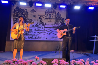 Gesangs-Duo „Handgemacht“