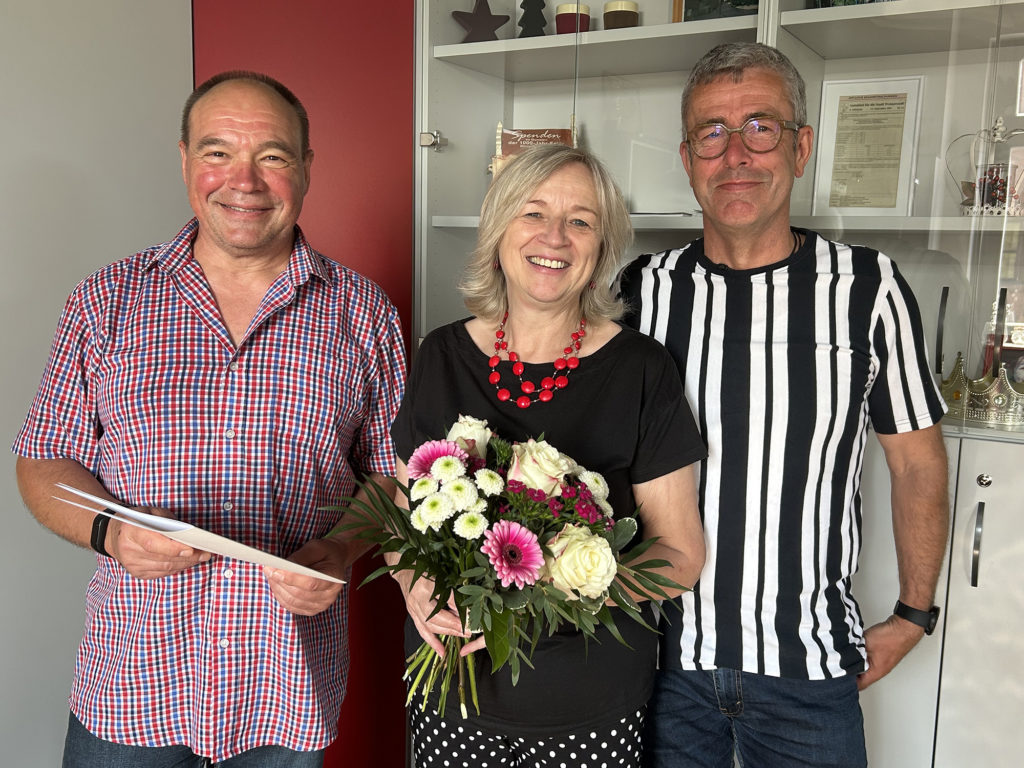 Flowers and certificate for Marlies Cassuhn from the city administration