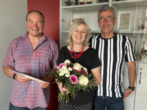 Blumen und Urkunde für Marlies Cassuhn von der Stadtverwaltung