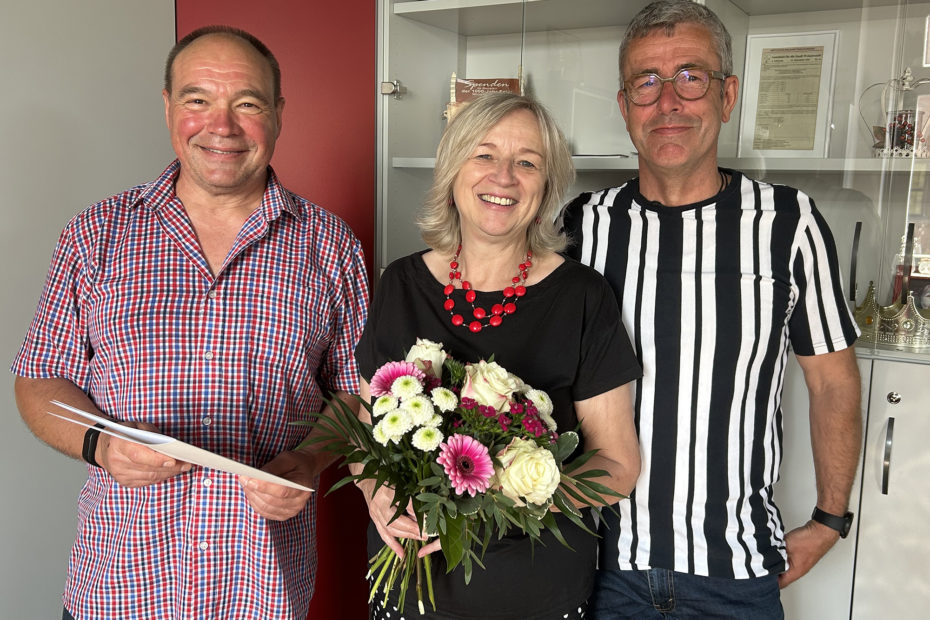 Flowers and certificate for Marlies Cassuhn from the city administration
