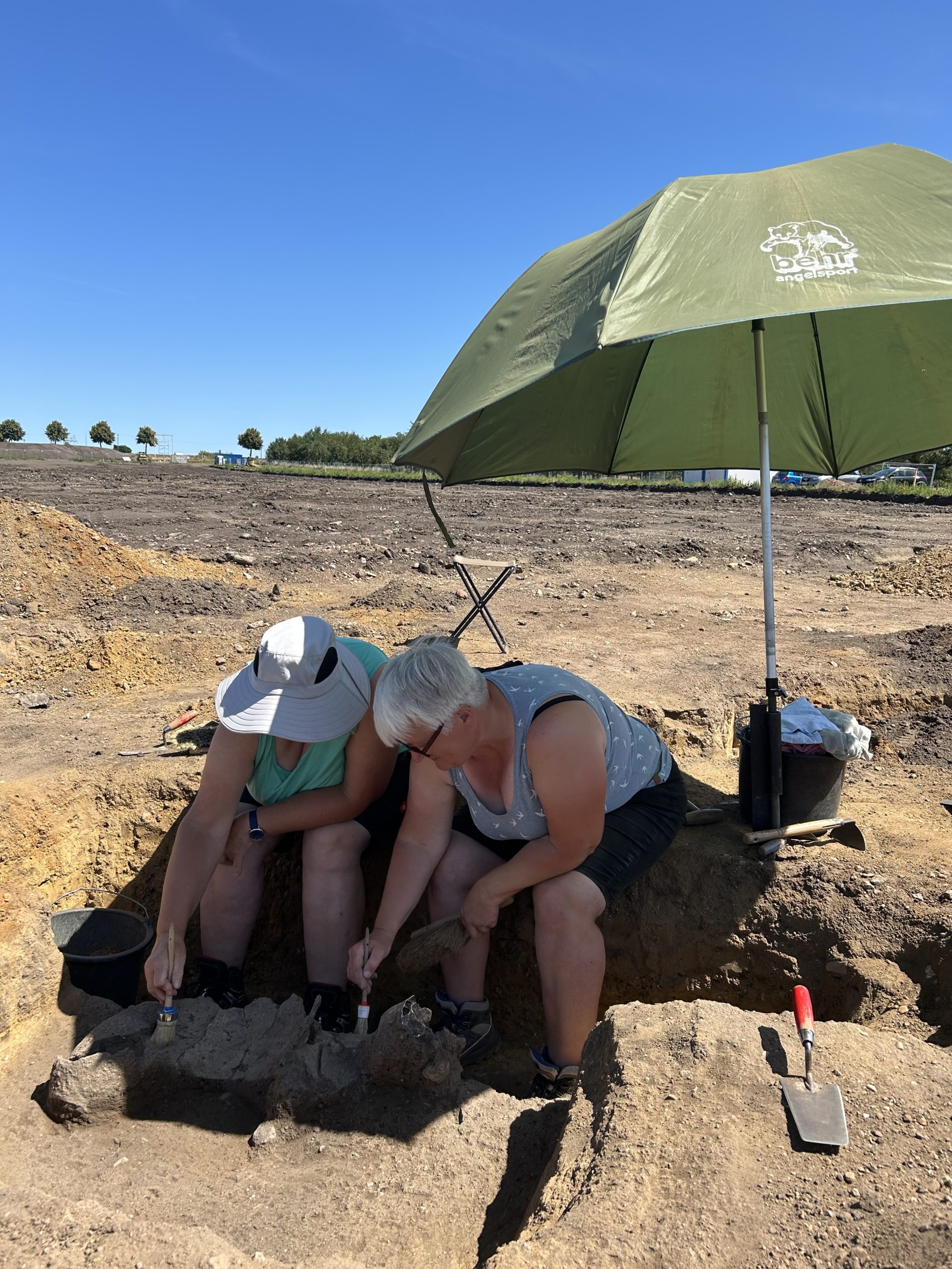Archäologinnen bei Ausgrabungen