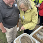 Marlies Cassuhn auf der Grabungsstätte