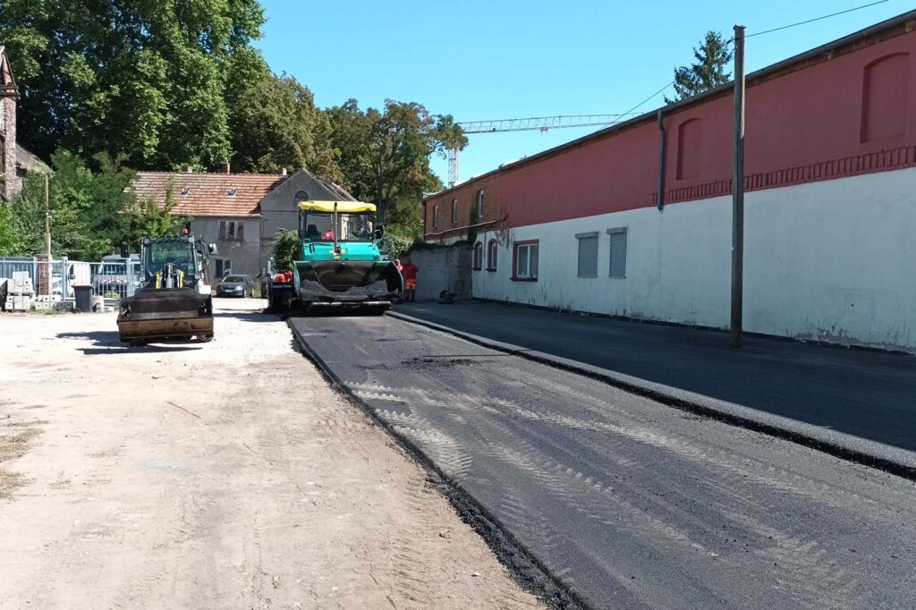 Applying asphalt in the building yard