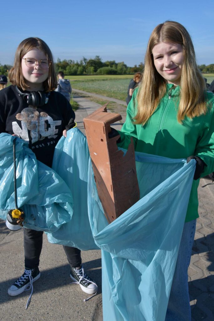 In addition to many cigarette butts, the young people also found unusual garbage such as an old flower box