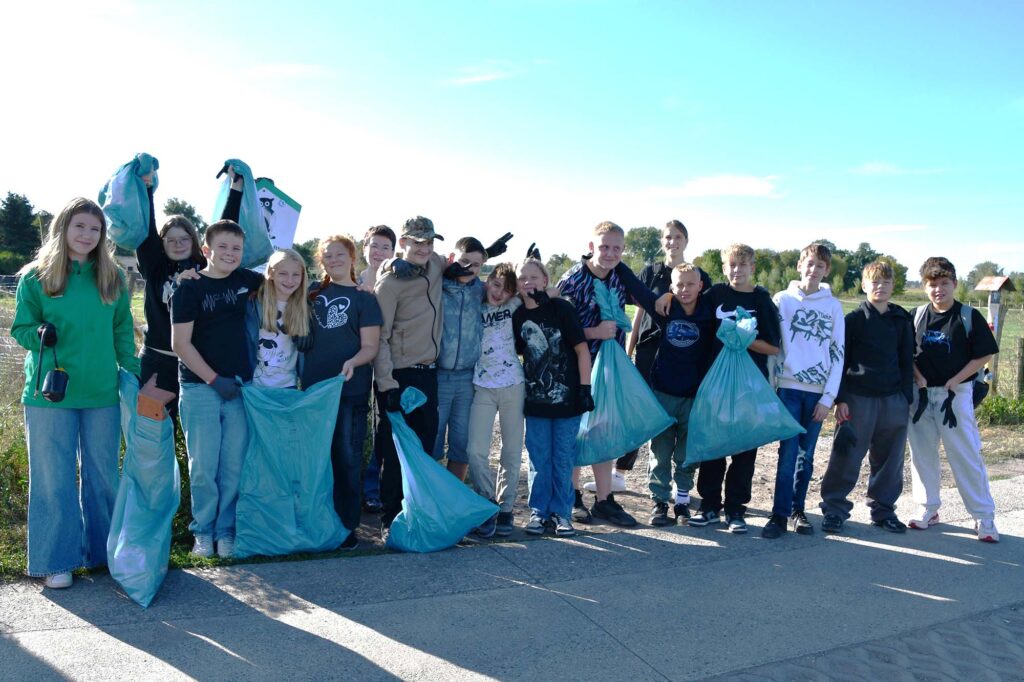 Class 7G of the Wolmirstedt grammar school collecting garbage