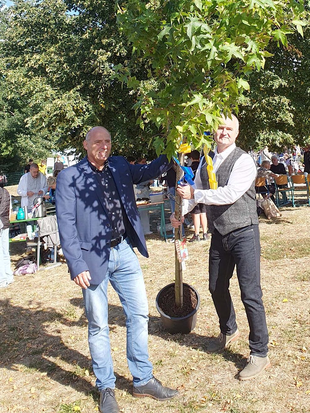 The town of Wolmirstedt presented the grammar school with a tree for its birthday