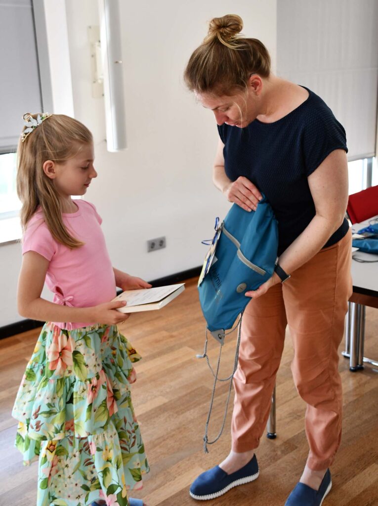 Janina Freimann congratulates Anny Charlotte