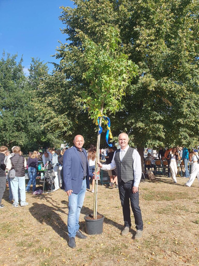 Marko Kohlrausch from Wolmirstedt town hall and principal Carsten Koslowski with the amber tree