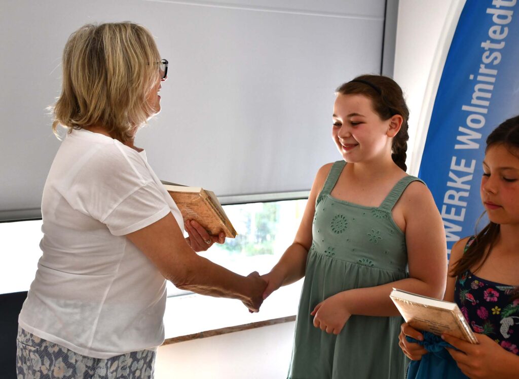 Marlies Cassuhn congratulates Mathilda
