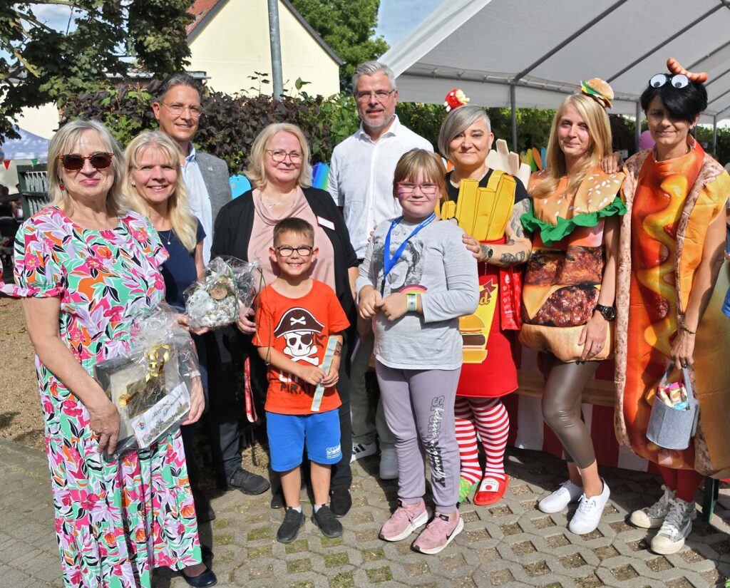 Bürgermeisterin Marlies Cassuhn (li.) gratuliert dem Heilpädagogischen Zentrum Don Bosco