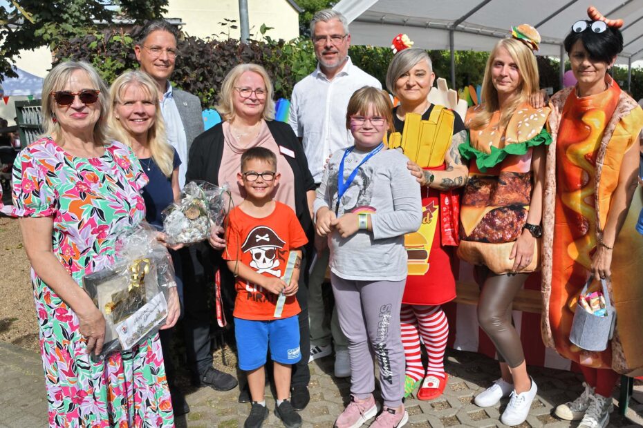 Mayor Marlies Cassuhn (left) congratulates the Don Bosco curative education center
