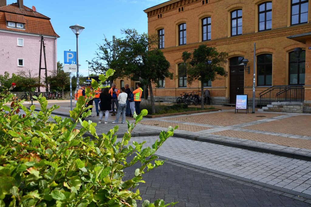 Der Bahnhofsvorplatz mit dem Bahnhofsgebäude