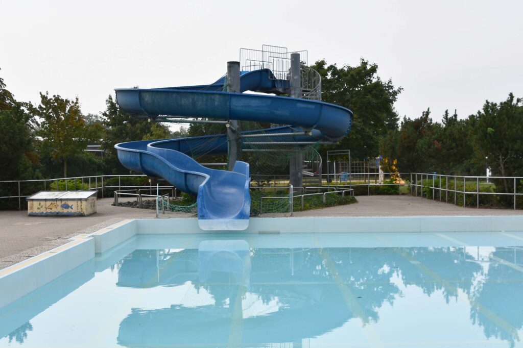 The large pools of the swimming pool are never completely emptied.